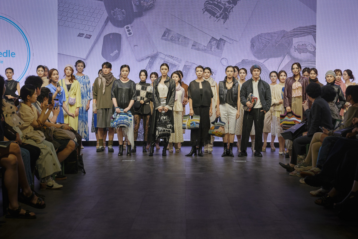 ▲블루니들의 의상을 착용한 한·중 시니어 모델들이 패션쇼를 마친 뒤 관객들에게 무대 인사를 하고 있다.(EMA, 루스스튜디오 제공)