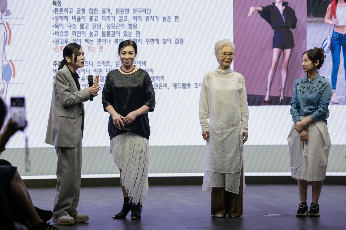 ▲박명선 패션 디렉터가 관객과 함께 호흡하며, 체형과 얼굴 이미지, 색상, 취향을 바탕으로 자신만의 스타일을 찾는 방법을 설명하고 있다.(EMA, 루스스튜디오 제공)