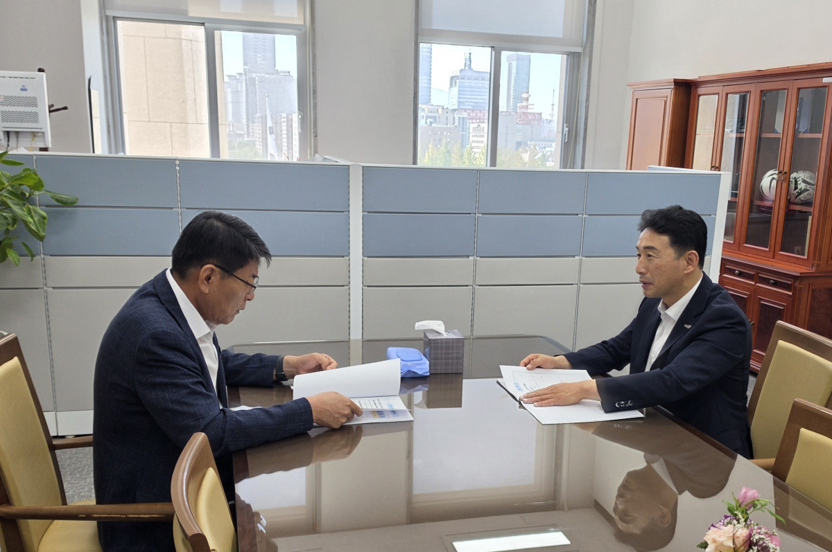 ▲이남오 함평군수(오른쪽)가 서삼석 국회의원에게 지역 현안사업을 설명하고 국비 지원을 요청하고 있다. (사진제공=함평군)