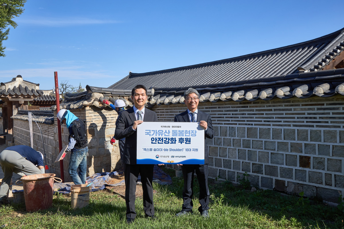 ▲(왼쪽부터)전현철 현대차 사업개발&지속가능경영실장, 이길배 국가유산청 유산정책국장이 8일 현대자동차-국가유산청 '엑스블 숄더' 기증식 행사에서 기념사진을 촬영하고 있다.
