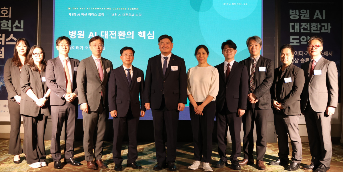 ▲(왼쪽부터) 법무법인 바른 김윤원 이사, 이준희 소장, 안주현 변호사, 김도형 대표변호사, 이동훈 대표변호사, 염민섭 한국보건의료정보원 원장, 한은진 세브란스병원 진료지원간호팀 전문간호사, 이의규 바른 변호사, 양광모 성균관대 의과대학 교수, 민규홍 서울성모병원 정보전략팀장, 배기원 갈렙앤컴퍼니 이노베이션센터장 (법무법인 바른)