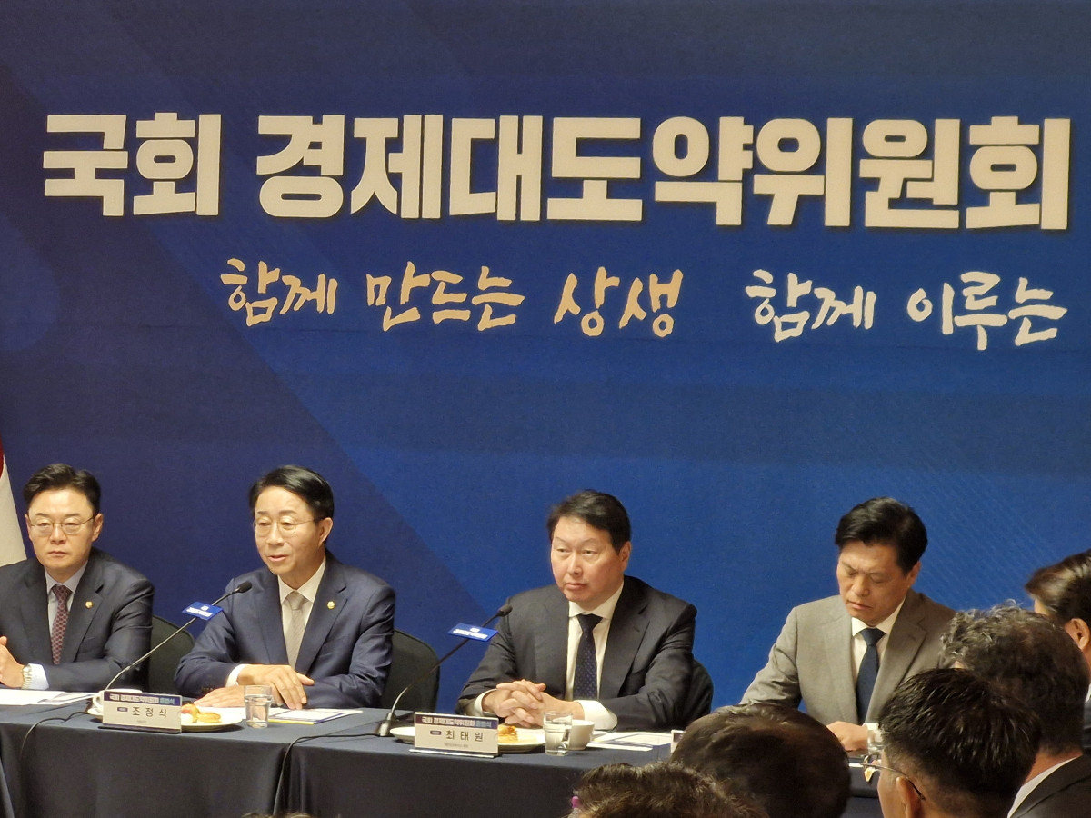 ▲조정식 국회의장(왼쪽 두번째)과 최태원 대한상공회의소 회장(왼쪽 세번째)이 9일 서울 여의도 국회 사랑재에서 열린 ‘국회 경제대도약위원회’ 출범식에 참석했다. 손희정 기자 sonhj1220@
