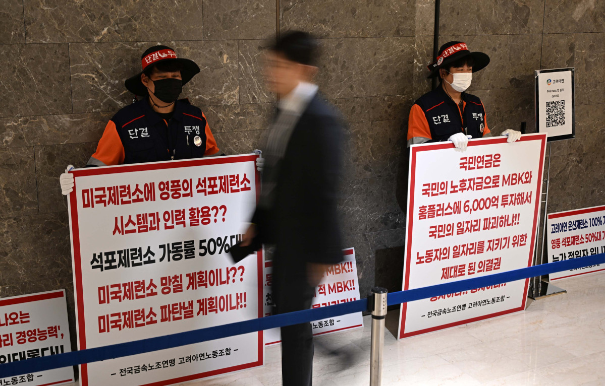 ▲9일 서울 용산구 몬드리안호텔에서 열린 고려아연 제53기 임시주주총회에서 노조원들이 피켓을 들고 있다.신태현 기자 holjjak@
