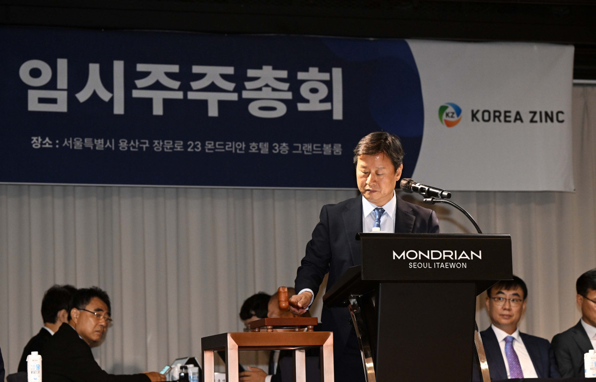 ▲박기덕 고려아연 대표가 9일 서울 용산구 몬드리안호텔에서 열린 제53기 임시주주총회에 참석해 개회를 알리는 의사봉을 두드리고 있다. 신태현 기자 holjjak@