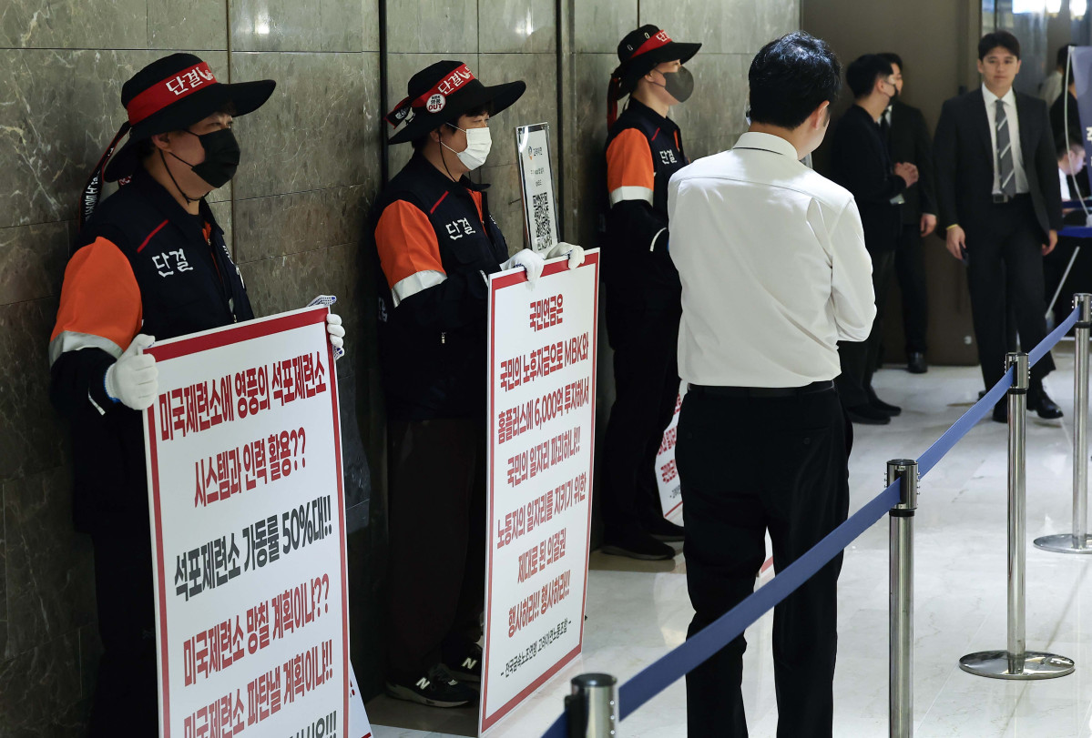 ▲9일 오전 서울 용산구 몬드리안호텔에서 열린 고려아연 제53기 임시주주총회에서 전국금속노조연맹 고려아연노동조합원들이 피켓을 들고 있다. 신태현 기자 holjjak@