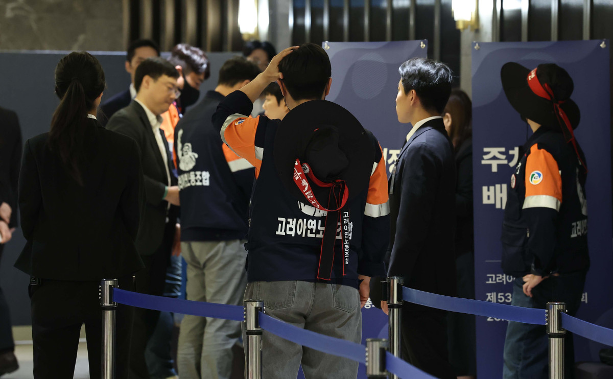 ▲9일 오전 서울 용산구 몬드리안호텔에서 열린 고려아연 제53기 임시주주총회에서 전국금속노조연맹 고려아연노동조합원들이 참석을 위해 줄을 서고 있다. 신태현 기자 holjjak@