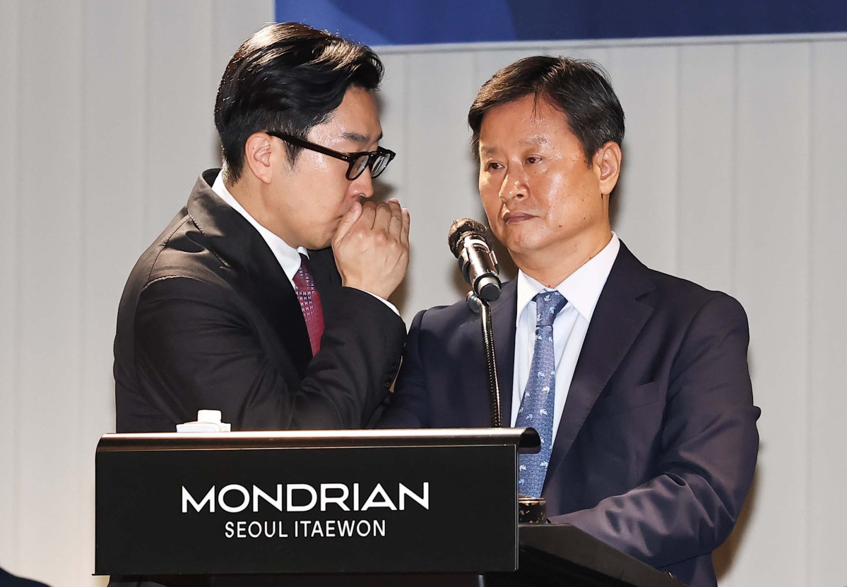 ▲박기덕(오른쪽) 고려아연 대표이사가 9일 오전 서울 용산구 몬드리안호텔에서 열린 고려아연 제53기 임시주주총회에서 관계자와 대화를 나누고 있다. 신태현 기자 holjjak@