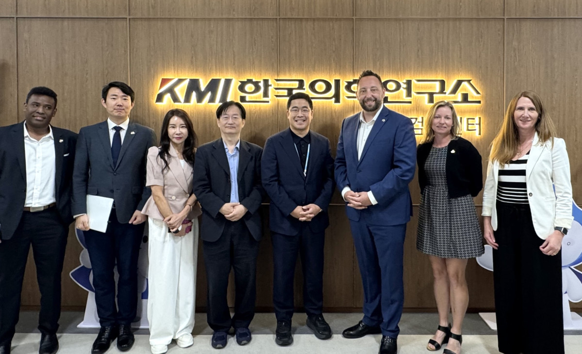 ▲이광배(왼쪽에서 다섯 번째) KMI한국의학연구소 이사장과 저스틴 라이트 캐나다 알버타주 일차·예방보건부 장관(왼쪽에서 여섯 번째)를 비롯한 관계자들이 KMI광화문센터에서 상호 협력 방안을 논의한 뒤 기념촬영을 하고 있다. (사진제공=KMI한국의학연구소)