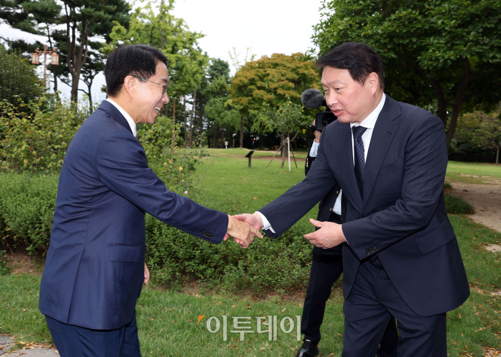 ▲조정식(왼쪽) 국회의장과 최태원 대한상공회의소 회장이 9일 서울 여의도 국회 사랑재에서 열린 경제대도약위원회 출범식에 공동위원장 자격으로 참석해 악수하고 있다. 고이란 기자 photoeran@