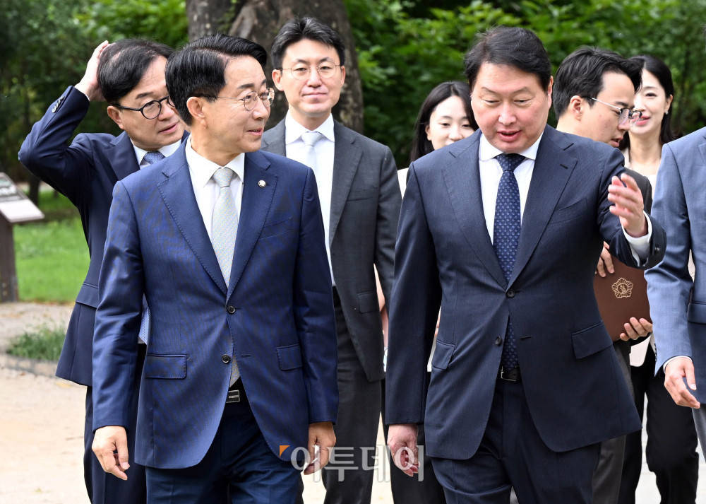 ▲조정식(앞줄 왼쪽) 국회의장과 최태원 대한상공회의소 회장이 9일 서울 여의도 국회 사랑재에서 열린 경제대도약위원회 출범식에 공동위원장 자격으로 참석하고 있다. 고이란 기자 photoeran@