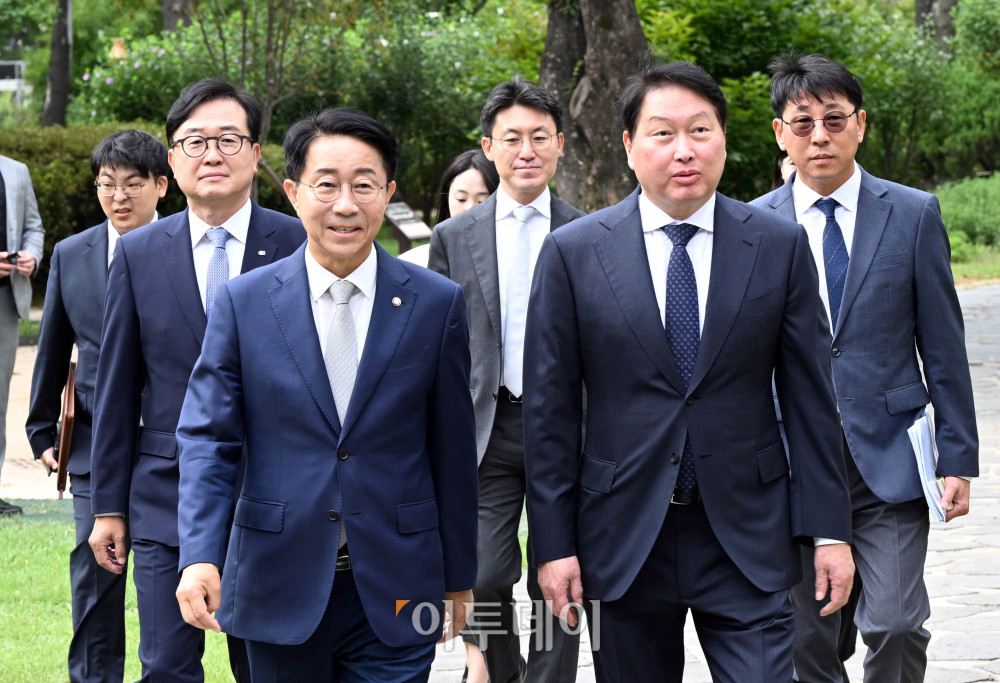 ▲조정식(앞줄 왼쪽) 국회의장과 최태원 대한상공회의소 회장이 9일 서울 여의도 국회 사랑재에서 열린 경제대도약위원회 출범식에 공동위원장 자격으로 참석하고 있다. 고이란 기자 photoeran@