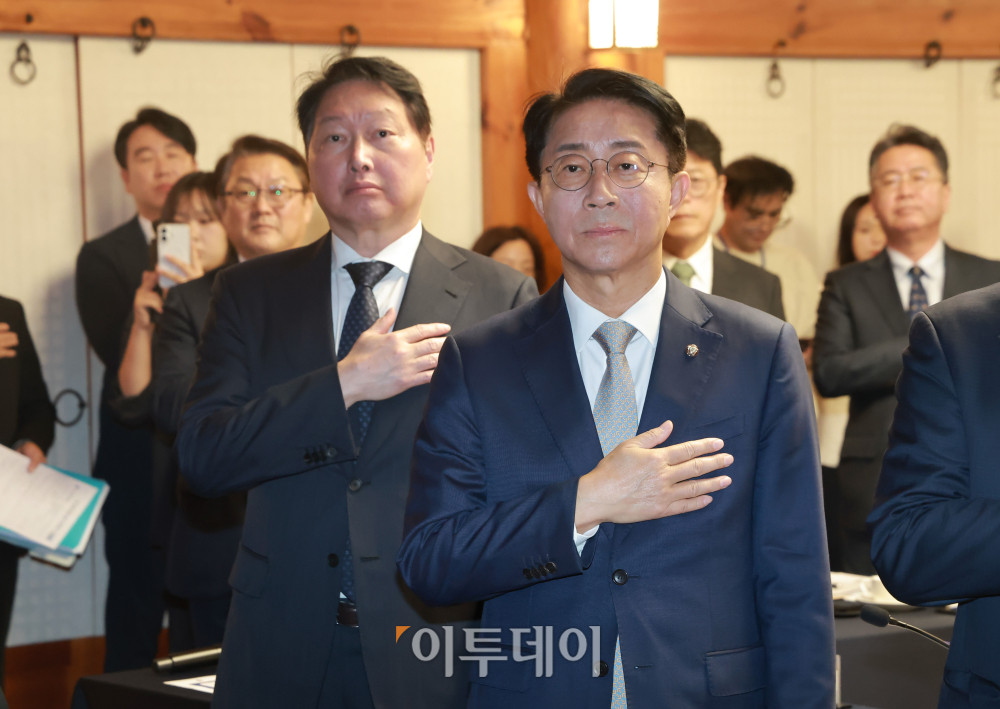 ▲조정식(오른쪽) 국회의장이 9일 서울 여의도 국회 사랑재에서 열린 경제대도약위원회 출범식에서 최태원 대한상공회의소 회장과 공동위원장 자격으로 참석해 국민의례를 하고 있다. 고이란 기자 photoeran@