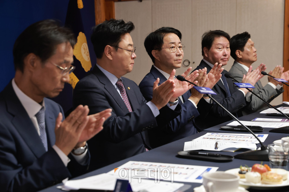 ▲9일 서울 여의도 국회 사랑재에서 열린 경제대도약위원회 출범식에 공동위원장 자격으로 참석한 조정식(가운데) 국회의장과 최태원(오른쪽 두번째) 대한상공회의소 회장 등이 참석자의 소개를 들으며 손뼉치고 있다. 고이란 기자 photoeran@
