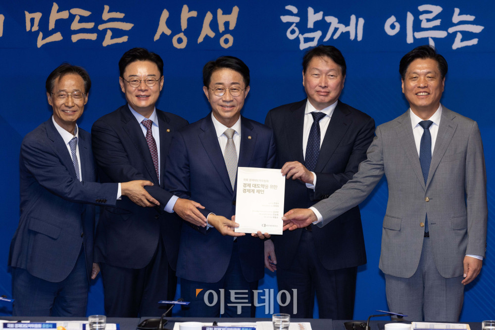 ▲9일 서울 여의도 국회 사랑재에서 열린 경제대도약위원회 출범식에서 공동위원장을 맡은 조정식 국회의장과 최태원 대한상공회의소 회장을 비롯한 참석자들이 경제계 제언집을 들고 기념촬영을 하고 있다. 왼쪽부터 유동수 국회 정무위원장, 김성원 산업통상자원중소벤처기업위원장, 조 의장, 최 회장, 조승래 재정경제기획위원장. 고이란 기자 photoeran@