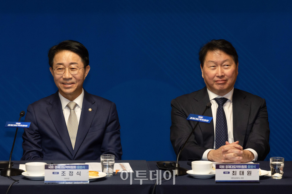 ▲조정식(왼쪽) 국회의장과 최태원 대한상공회의소 회장이 9일 서울 여의도 국회 사랑재에서 열린 경제대도약위원회 출범식에 공동위원장 자격으로 참석하고 있다. 고이란 기자 photoeran@