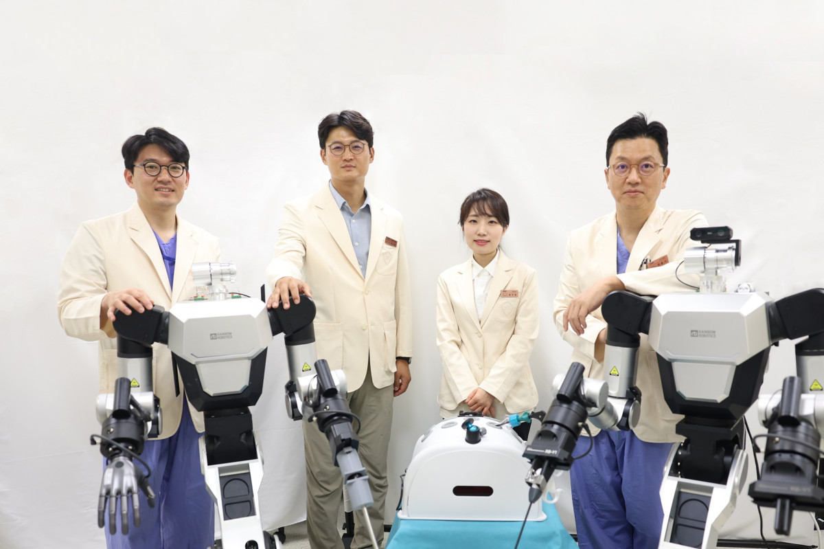 ▲삼성서울병원 휴머노이드 수술보조로봇 개발진. 오른쪽부터 정용기 이비인후과 교수, 배주영 성형외과 교수, 정규환 지능형의료로봇연구센터 교수, 오남기 이식외과 교수. (사진제공=삼성서울병원)