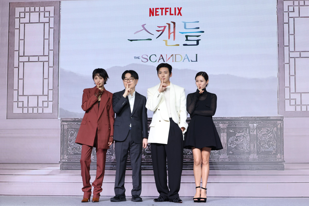 ▲9일 서울 종로구 JW메리어트동대문스퀘어에서 열린 넷플릭스 새 시리즈 '스캔들' 제작발표회에서 감독과 배우들이 포즈를 취하고 있다. 왼쪽부터 나나, 정지우 감독, 손예진, 지창욱. (연합뉴스)
