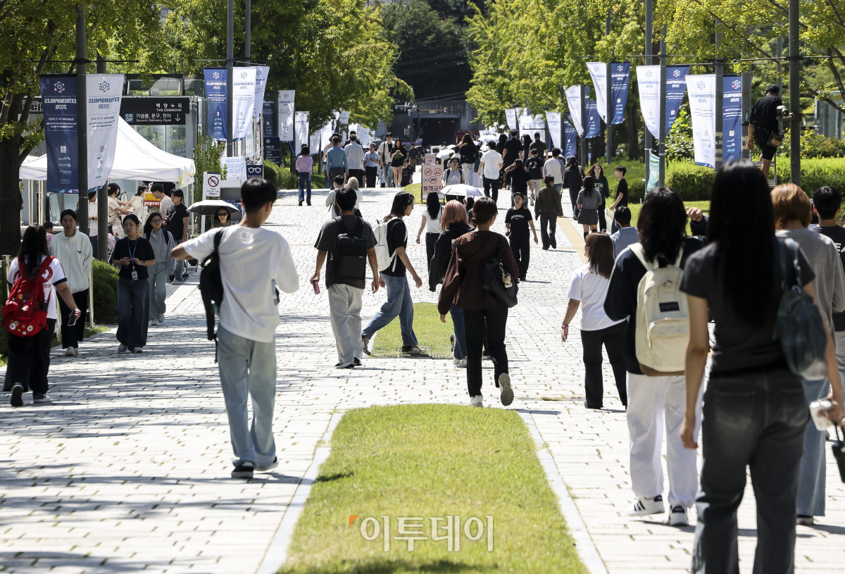 ▲청년층 취업자 수가 46개월째 감소세를 이어가고 있는 가운데 9일 서울 시내의 한 대학교 캠퍼스에 학생들이 등교하고 있다. 이날 국가데이터처 '8월 고용동향' 발표에 따르면 지난달 15세 이상 취업자는 2천915만1천명으로 작년 같은 달보다 18만4천명 증가했다. 하지만 15~29세 청년층 취업자는 14만3천명 줄어 46개월째 감소세를 이어가고 있는 것으로 나타났다. 고성준 기자 joonko1@