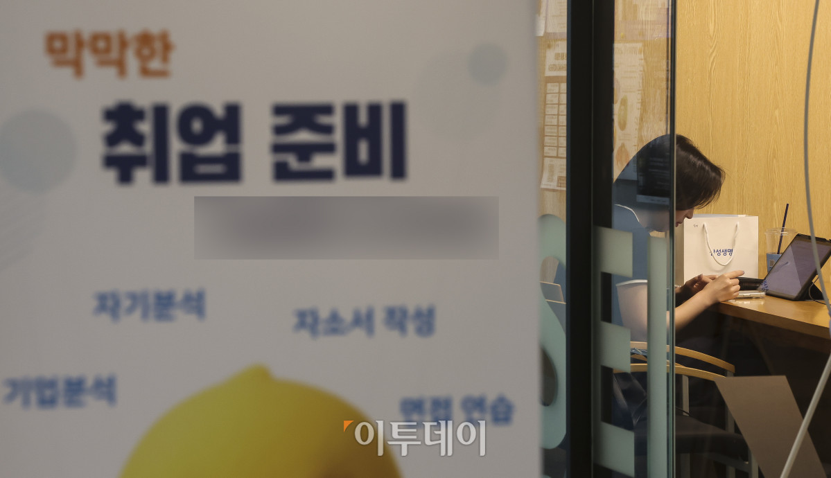 ▲청년층 취업자 수가 46개월째 감소세를 이어가고 있는 가운데 9일 서울 시내의 한 대학교 학생회관에서 학생들이 공부를 하고 있다. 이날 국가데이터처 '8월 고용동향' 발표에 따르면 지난달 15세 이상 취업자는 2천915만1천명으로 작년 같은 달보다 18만4천명 증가했다. 하지만 15~29세 청년층 취업자는 14만3천명 줄어 46개월째 감소세를 이어가고 있는 것으로 나타났다. 고성준 기자 joonko1@