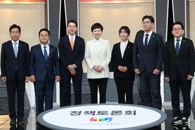 ▲여야 의원들이 9일 서울 여의도 KBS별관에서 '주택 가격 안정화 정책 및 주택공급 확대 방안'을 주제로 열린 2026년 제1차 정책토론회에서 토론 진행에 앞서 포즈를 취하고 있다. (연합뉴스)