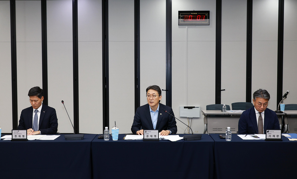 ▲권대영 금융위원회 부위원장이 4일 오전 서울 여의도 예탁결제원 서울사무소에서 개최한 '민·관 합동 토큰증권 협의체' 3차회의에서 유관기관, 협회, 민간 전문가들과 지난 1차회의(’26.3.4일)와 2차회의(’26.5.15일)에서 세부 논의를 진행한데 이어, 3차 회의에서 지금까지의 논의 결과를 종합해 ｢토큰증권 정책방향｣을 공개했다. (출처=금융위원회)