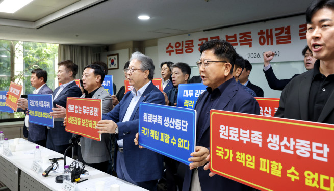 ▲6개 지역 연식품협동조합 관계자들이 9일 서울 여의도 중소기업중앙회에서 수입콩 공급 부족 위기 해결을 촉구하는 기자회견을 진행하고 있다. (사진제공=중소기업중앙회)
