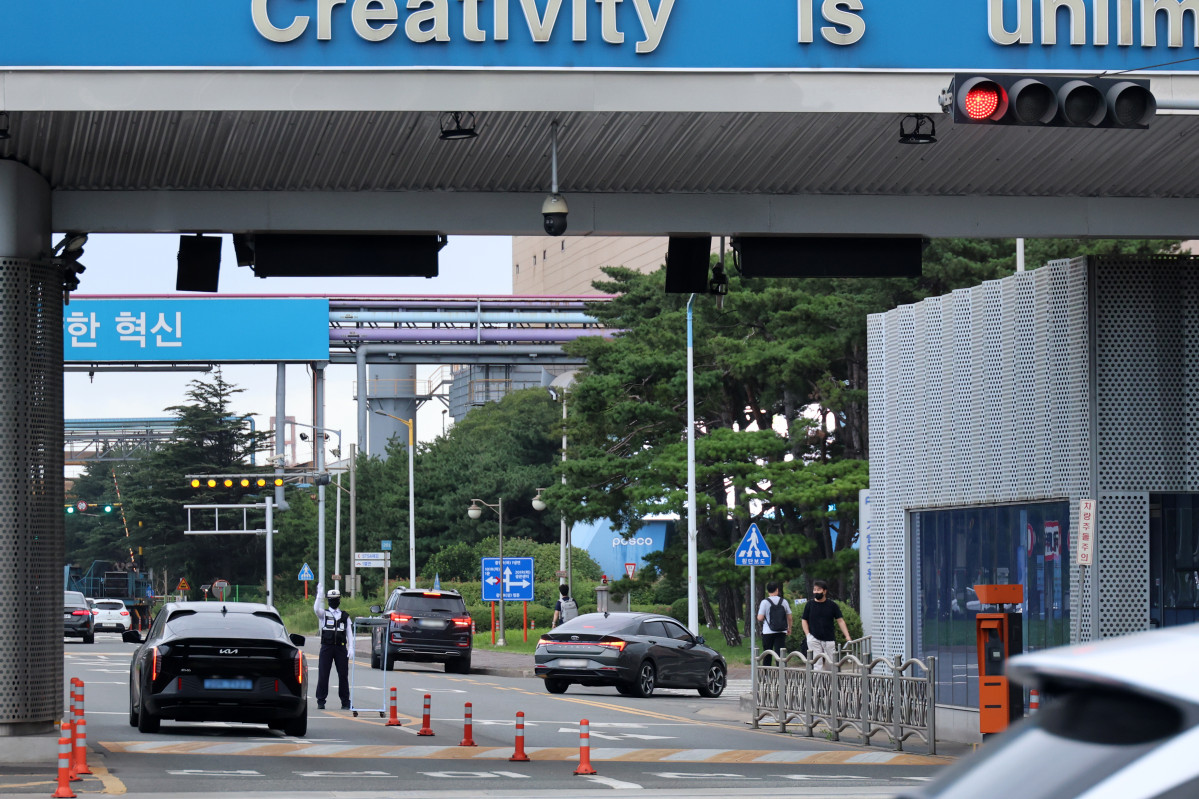 ▲<YONHAP PHOTO-4035> 빨간불 켜진 포스코    (포항=연합뉴스) 손대성 기자 = 한국노총 금속노련 포스코노동조합이 9일 오전 7시부터 48시간 부분 파업에 들어간 가운데 포스코 포항제철소 정문에 빨간 신호등이 켜져 있다. 2026.9.9    sds123@yna.co.kr/2026-09-09 09:39:50/<저작권자 ⓒ 1980-2026 ㈜연합뉴스. 무단 전재 재배포 금지, AI 학습 및 활용 금지>