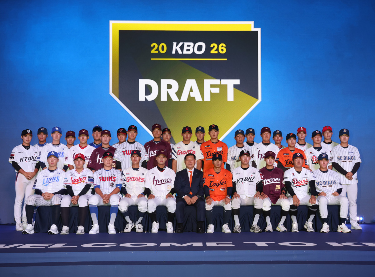 ▲서울 송파구 롯데호텔 월드에서 열린 2026 KBO 신인 드래프트에서 지명된 선수들이 기념촬영을 하고 있다. (연합뉴스)