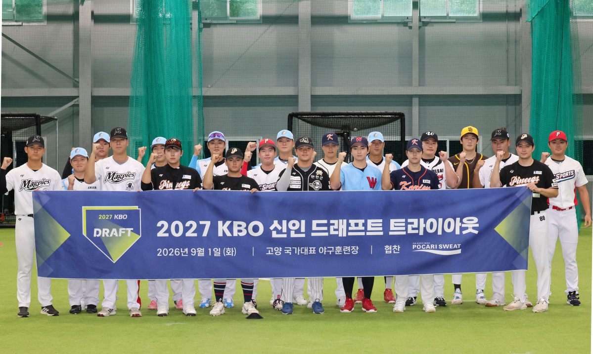 ▲1일 경기 고양 국가대표 야구훈련장에서 열린 2027 KBO 신인드래프트 트라이아웃에 참가한 최지만(울산 웨일즈) 등 선수들이 기념촬영하고 있다. (연합뉴스)