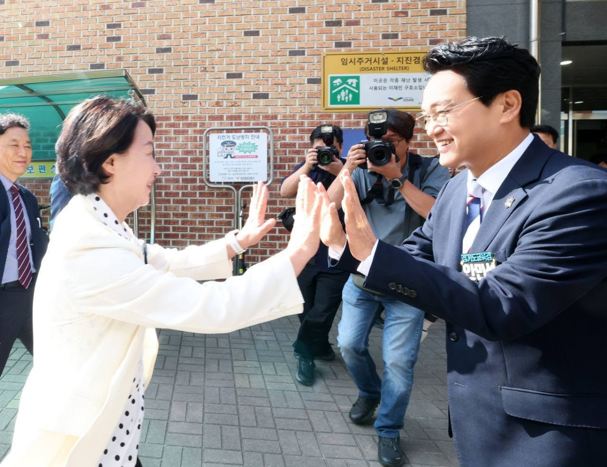 ▲안민석 경기도교육감(오른쪽)이 9일 오산 원동초등학교에서 열린 ‘경기교육 벽깨기 업무협약식’에 참석한 추미애 경기도지사와 반갑게 인사를 나누고 있다. 이날 경기도교육청은 도내 29개 시·군, 25개 교육지원청과 교육행정·일반행정의 경계를 낮추는 ‘벽깨기’ 협약을 체결했다. (안민석 경기도교육감 페이스북)