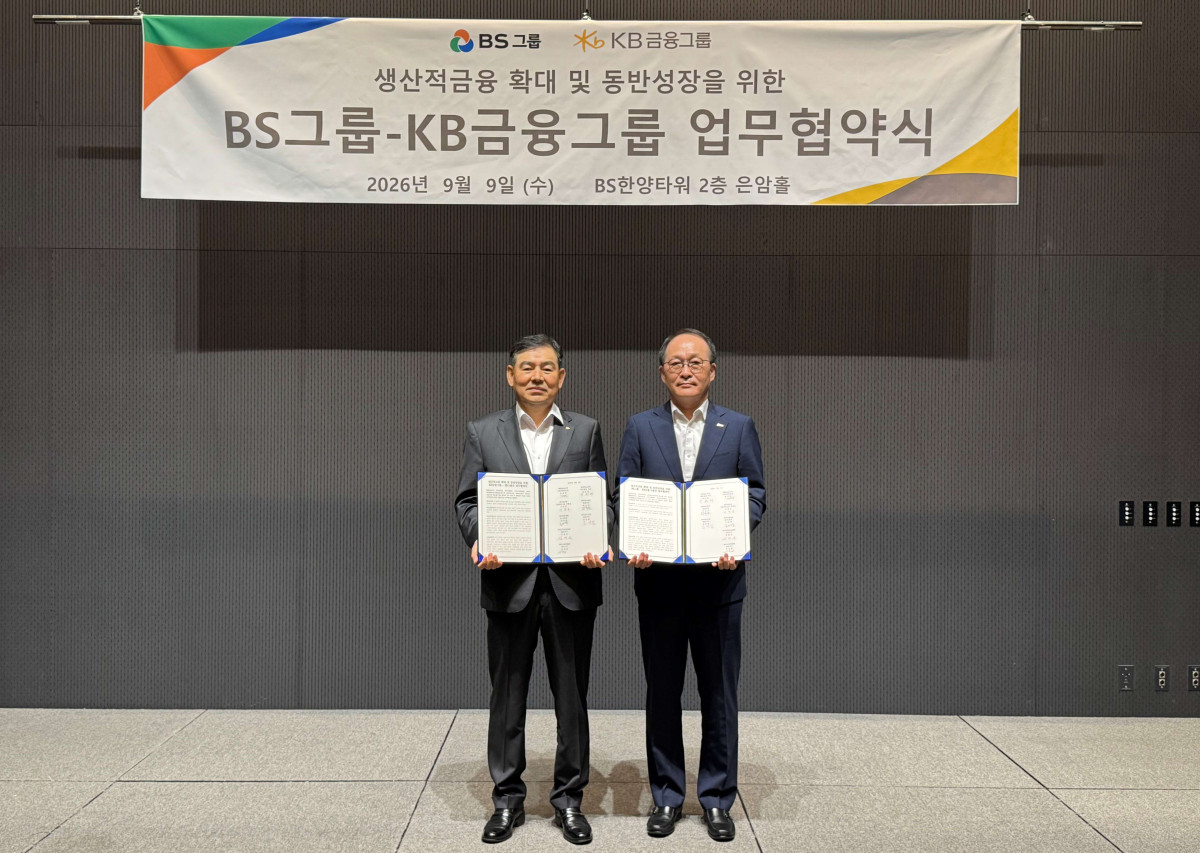 ▲업무협약식 현장. 왼쪽부터 김성현 KB금융지주 CIB마켓부문장, 강순배 BS그룹 재무총괄 사장. (사진제공=BS그룹)