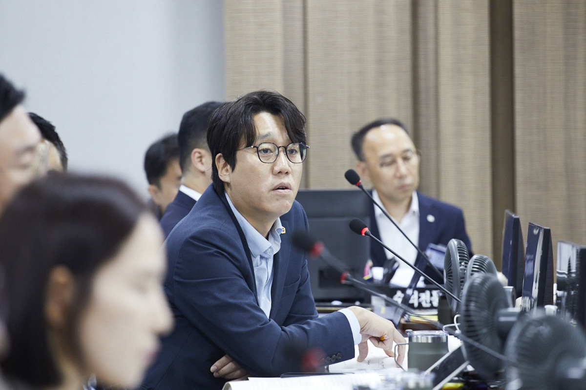 ▲박준모 경기도의원이 8일 경기도의회 경제노동위원회에서 ‘경기도 소상공인 기본 조례 일부개정조례안’을 심사하며 소상공인 폐업 전 위기징후를 발굴해 선제적으로 지원하는 정책체계 마련을 제안하고 있다. (경기도의회)