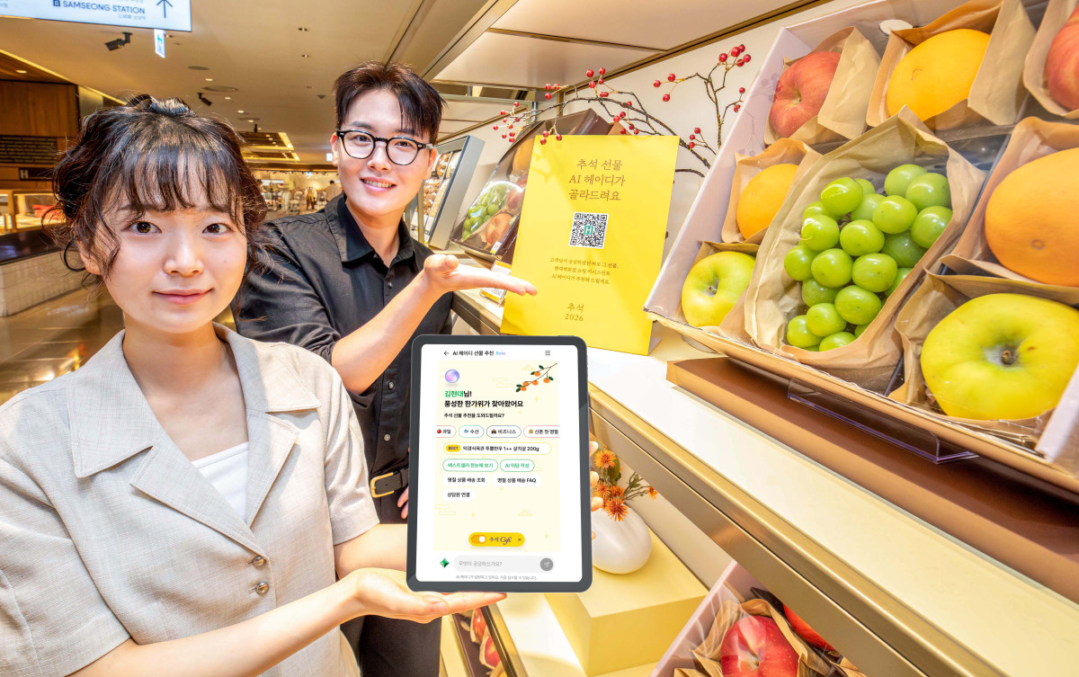 ▲9일 오전, 서울 강남구에 위치한 현대백화점 무역센터점 지하 1층에서 직원들이 AI 쇼핑 어시스턴트 '헤이디(heydi)'를 소개하고 있다. (사진제공=현대백화점)
