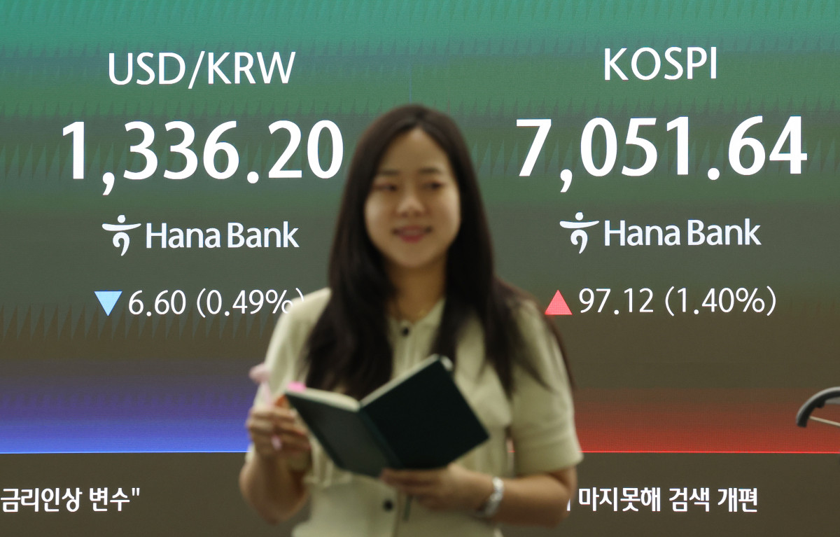 ▲코스피가 전 거래일보다 97.12포인트(1.4%) 오른 7051.64에 마감한 9일 서울 중구 하나은행 딜링룸 전광판에 지수가 표시되고 있다. 코스닥 지수는 18.49포인트(2.28%) 오른 830.37에 장을 마쳤다. (뉴시스)