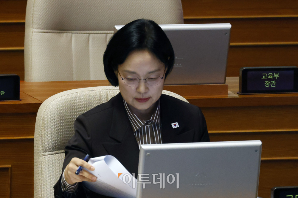 ▲한성숙 국무총리가 9일 서울 여의도 국회 본회의에서 열린 정치에 관한 대정부질문에서 자료를 살펴보고 있다. 고이란 기자 photoeran@