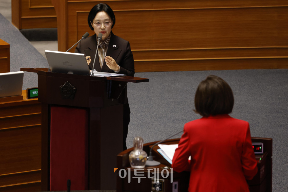 ▲한성숙 국무총리가 9일 서울 여의도 국회 본회의에서 열린 정치에 관한 대정부질문에서 나경원 국민의힘 의원 질의에 답하고 있다. 고이란 기자 photoeran@