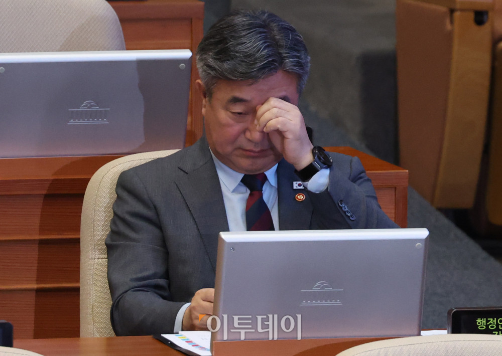 ▲윤호중 행정안전부 장관이 9일 서울 여의도 국회 본회의에서 열린 정치에 관한 대정부질문에 참석해 얼굴을 만지고 있다. 고이란 기자 photoeran@