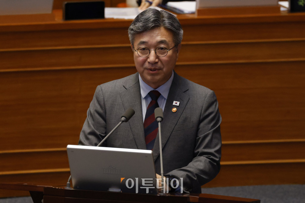 ▲윤호중 행정안전부 장관이 9일 서울 여의도 국회 본회의에서 열린 정치에 관한 대정부질문에서 의원 질의에 답하고 있다. 고이란 기자 photoeran@