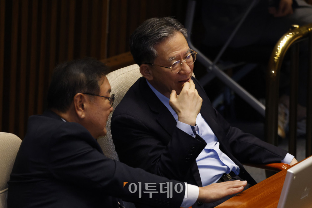 ▲정성호(오른쪽) 전 법무부 장관과 김태년 더불어민주당 개헌추진단장이 9일 서울 여의도 국회에서 열린 정치에 관한 대정부질문에서 대화하고 있다. 고이란 기자 photoeran@