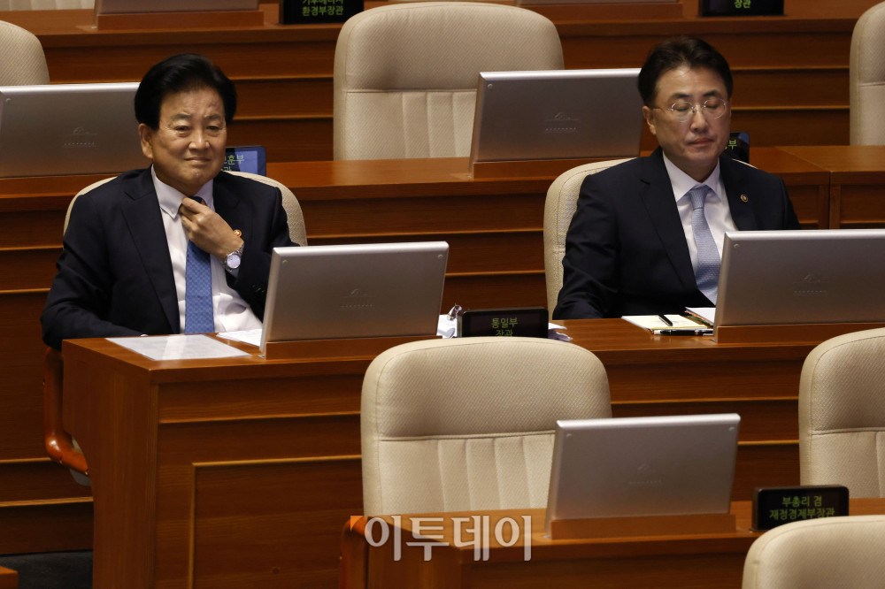 ▲정동영(왼쪽) 통일부 장관과 법무부 장관 직무대행을 맡은 이진수 법무부 차관이 9일 서울 여의도 국회 본회의에서 열린 정치에 관한 대정부질문에 참석하고 있다. 고이란 기자 photoeran@