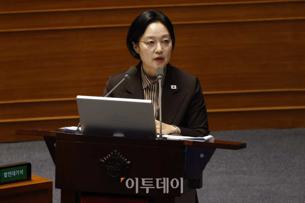 ▲한성숙 국무총리가 9일 서울 여의도 국회 본회의에서 열린 정치에 관한 대정부질문에서 의원 질의에 답하고 있다. 고이란 기자 photoeran@