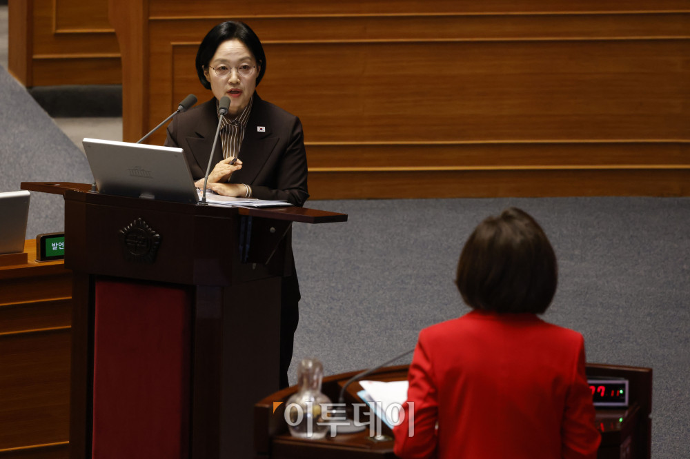 ▲한성숙 국무총리가 9일 서울 여의도 국회 본회의에서 열린 정치에 관한 대정부질문에서 나경원 국민의힘 의원 질의에 답하고 있다. 고이란 기자 photoeran@