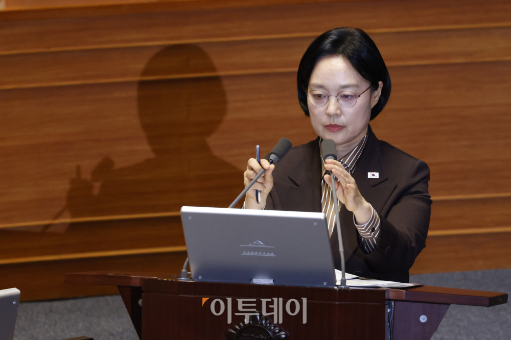 ▲한성숙 국무총리가 9일 서울 여의도 국회 본회의에서 열린 정치에 관한 대정부질문에서 의원 질의에 답하며 마이크를 잡고 있다. 고이란 기자 photoeran@