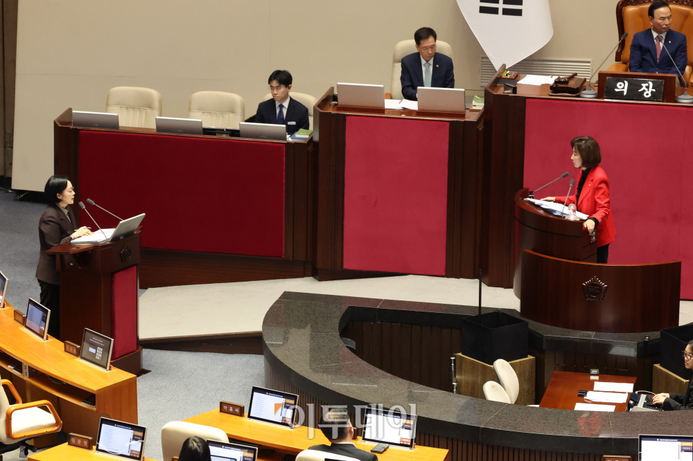 ▲한성숙 국무총리가 9일 서울 여의도 국회 본회의에서 열린 정치에 관한 대정부질문에서 나경원 국민의힘 의원 질의에 답하고 있다. 고이란 기자 photoeran@