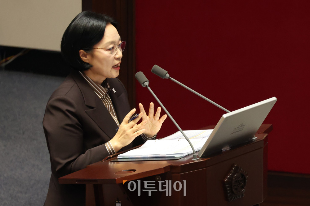 ▲한성숙 국무총리가 9일 서울 여의도 국회 본회의에서 열린 정치에 관한 대정부질문에서 의원 질의에 답하고 있다. 고이란 기자 photoeran@