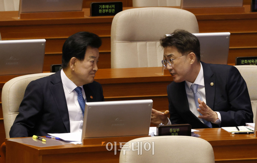 ▲정동영(왼쪽) 통일부 장관과 법무부 장관 직무대행을 맡은 이진수 법무부 차관이 9일 서울 여의도 국회 본회의에서 열린 정치에 관한 대정부질문에서 대화하고 있다. 고이란 기자 photoeran@