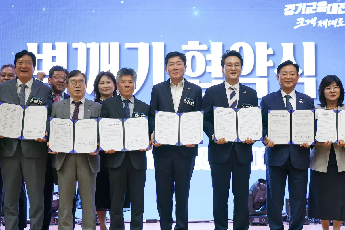 ▲조용호 오산시장(가운데)이 9일 오산 원동초등학교에서 열린 ‘경기교육 벽깨기 업무협약식’에서 안민석 경기도교육감 등 참석자들과 협약서를 들고 기념촬영을 하고 있다. 이날 도내 29개 시·군과 25개 교육지원청은 학교와 지역의 시설·예산·인적자원을 연계해 교육협력을 확대하기로 했다. (조용호 오산시장 페이스북 캡쳐)