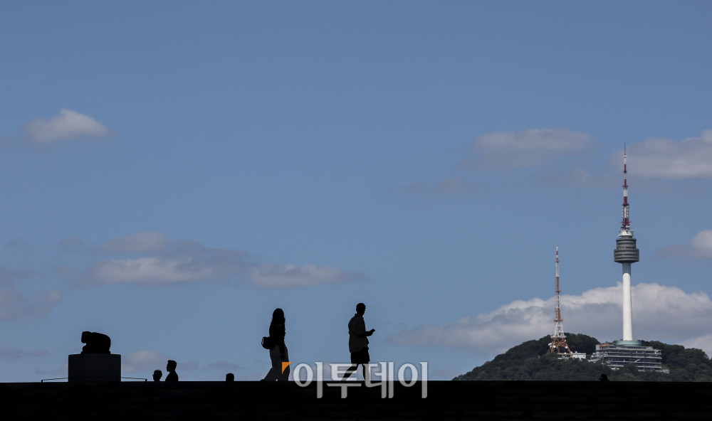▲절기상 백로인 7일 서울 용산구 국립중앙박물관을 찾은 시민들이 청량한 하늘을 보며 즐거운 시간을 보내고 있다. 고성준 기자 joonko1@ (이투데이DB)