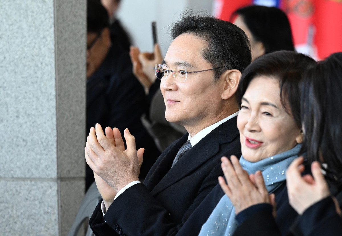 ▲이재용 삼성전자 회장이 지난해 11월28일 경남 창원시 진해구 해군사관학교 연병장에서 열린 제139기 해군·해병대 사관후보생 수료 및 임관식에 홍라희 삼성미술관 리움 명예관장과 함께 참석해 자리하고 있다. (뉴시스)
