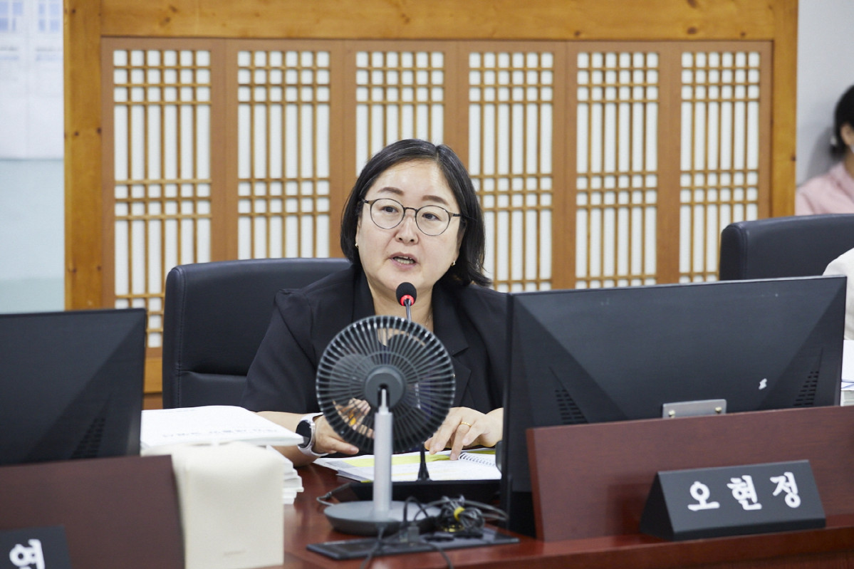 ▲오현정 경기도의원이 9일 경기도의회 경제노동위원회에서 2026년도 제2회 추가경정예산안을 심사하며 경기지역화폐 국·도비 집행잔액과 시·군별 집행률 격차를 질의하고 있다. (경기도의회)
